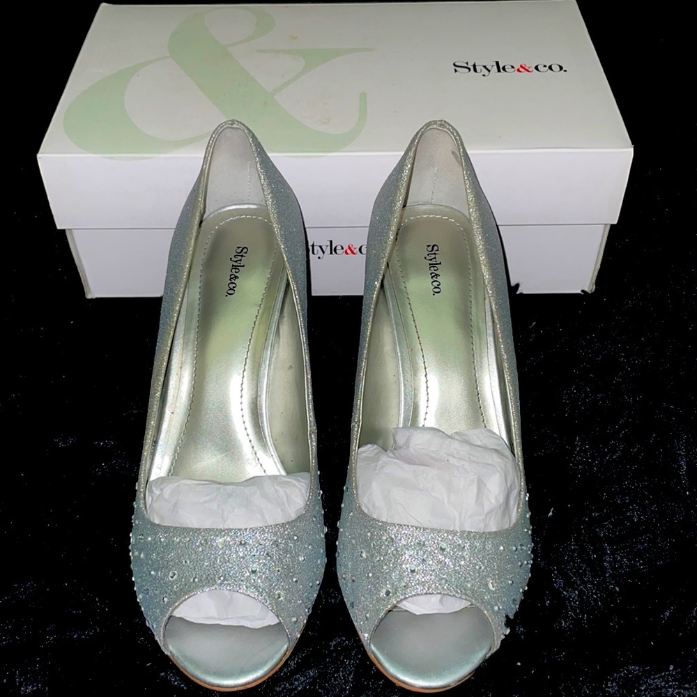 Silver Sparkly Pump in a size 8.5